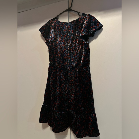 LOFT - Elegant Black Dress with Floral Accents (Size 2) - Picture 11 of 11